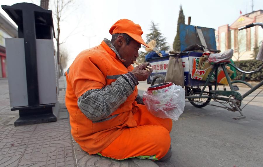 輸送帶廠家：暖心！老人高溫下賣菜城管買下送環(huán)衛(wèi)工